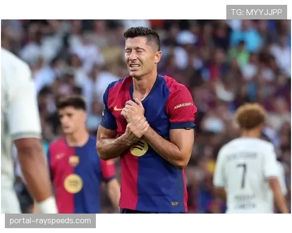 镜头聚焦：莱万多夫斯基打入西甲生涯第100球后的平静庆祝